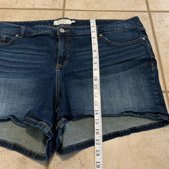Torrid Denim Jean Shorts Size 26 Dark Wash - Picture 4 of 5